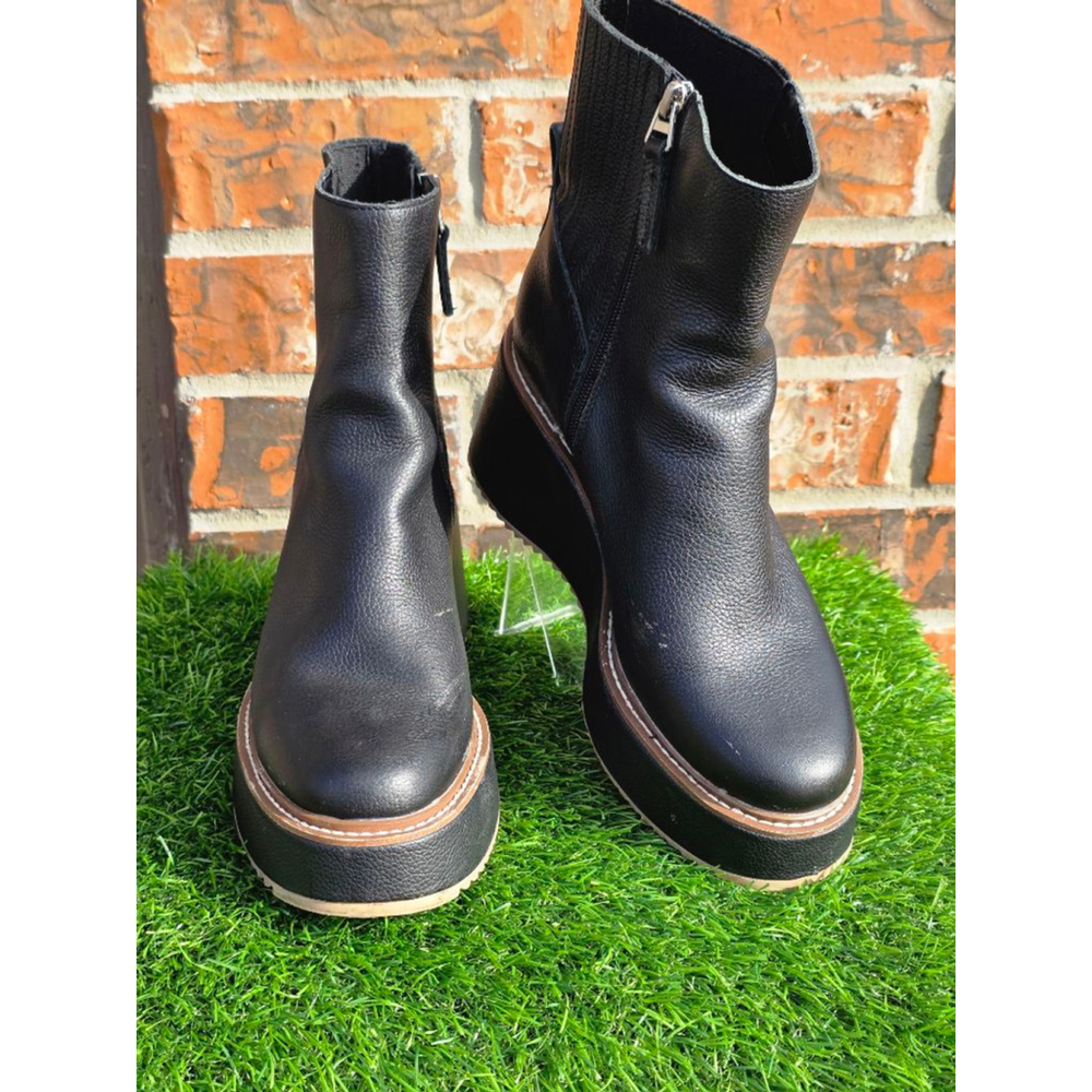 Dolce Vita Black Wedge Boots Women’s Size 9 with Brown Trim